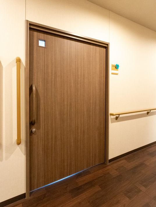 明るい廊下の安心ドア
