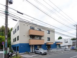 落ち着いたデザインの外観