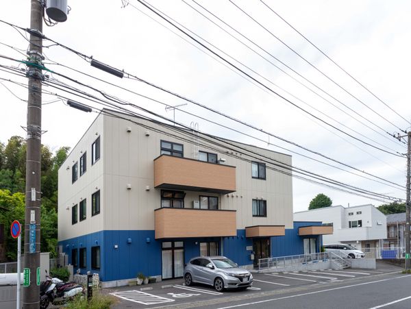 落ち着いたデザインの外観