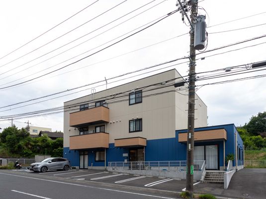 落ち着いた色合いの外観