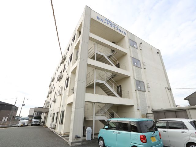 清潔な施設の外観 外観 広々とした駐車スペースがある施設外観です。立地も広く明るい印象で、新しい職場としてイメージしやすいでしょう。