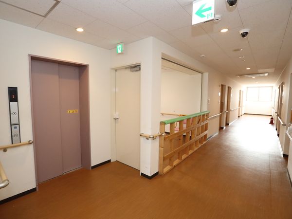 明るい廊下の風景