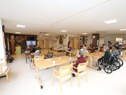 ケアホームの食堂空間