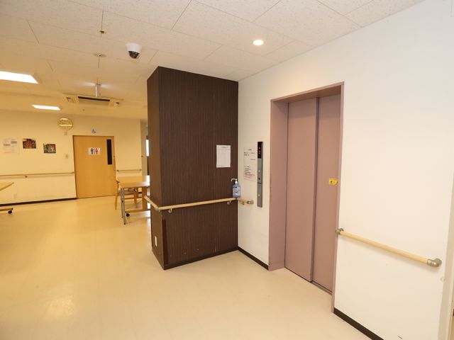 廊下とエレベーターの空間