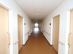 清潔で明るい施設の廊下