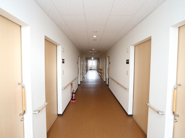 清潔で明るい施設の廊下