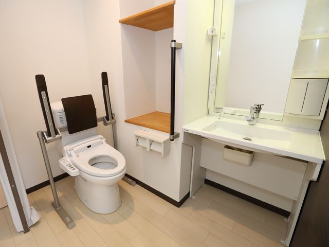 バリアフリー対応トイレ 洗面台 安全かつ利便性を考えたデザインのトイレです。手すりや広々とした空間で、どなたでも快適にご利用いただけます。