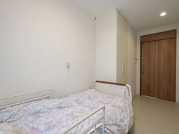 明るい個室の居室