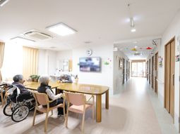 明るい廊下と居住者