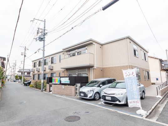 スタッフ募集中の外観