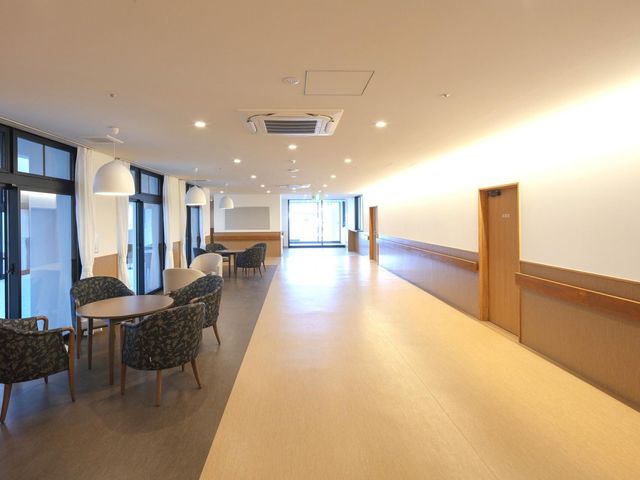 広々とした廊下 廊下 広々とした廊下は、車椅子でも安心して通行できる十分なスペースがあります。自然光が入る明るい空間で、リラックスした雰囲気です。