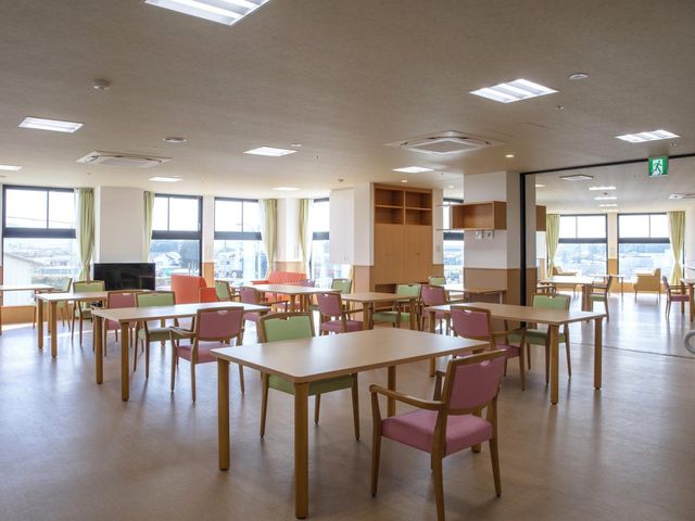 広々とした明るい食堂 食堂 広々とした空間には自然光がたっぷり入り、利用者がリラックスして過ごせる環境です。