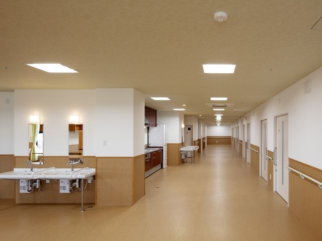 長い廊下 廊下 自然光が差し込む長い廊下です。手すりが設置され、移動が安全で安心です。