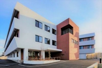 モダンな外観の建物
