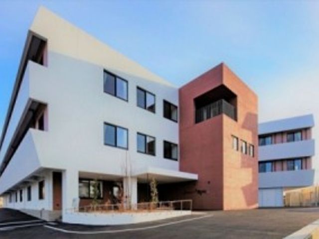 モダンな外観の建物 外観 近代的なデザインが魅力的な建物です。快適な働きやすい環境を提供しています。