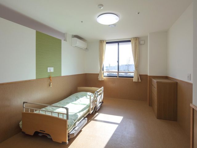 自然光が差し込む居室 居室 自然光が差し込む明るい空間で、心地よく過ごせます。シンプルで清潔なデザインが魅力の居室です。