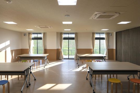 陽光が入る多目的室