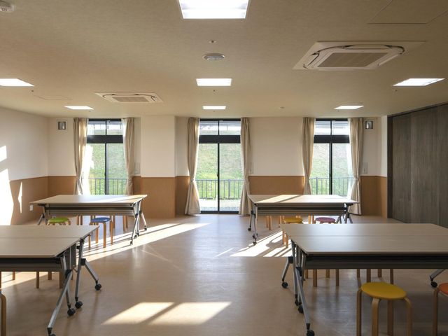 陽光が入る多目的室 多目的室 自然光が優しく差し込む空間です。アクティビティを楽しむ場として最適です。
