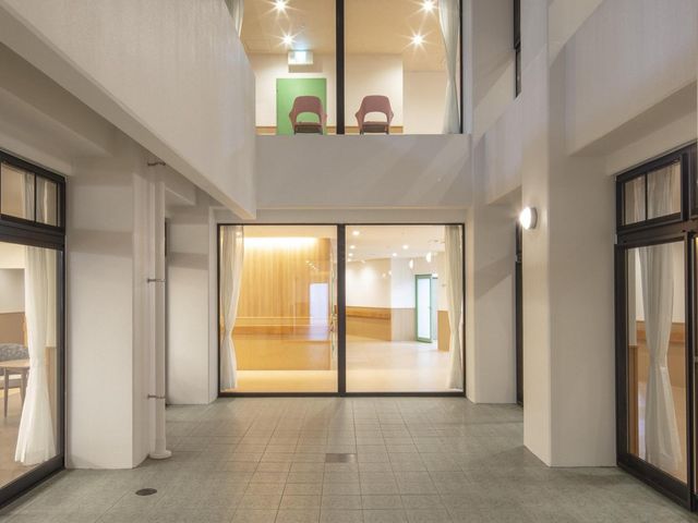 広々とした共用スペース 内観 自然光が差し込む開放的な空間です。働く人にとっても快適な環境が整っています。