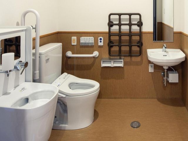 清潔なトイレの空間 トイレ 手すりが付いており、安心して使用できるトイレです。安全を重視したデザインになっています。