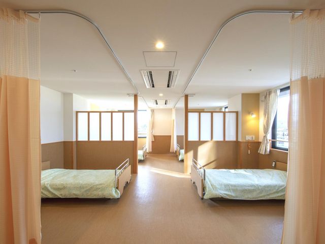 明るい居室 居室 広々とした居室には、自然光がたっぷりと差し込んでおり、快適に過ごせる工夫がされています。