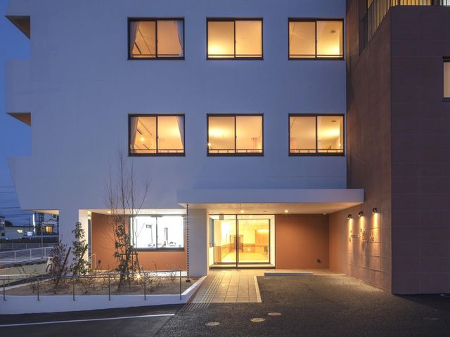 夜景の建物外観 外観 夜でも明るく照らされたエントランスは、帰宅する人を安心して迎え入れます。