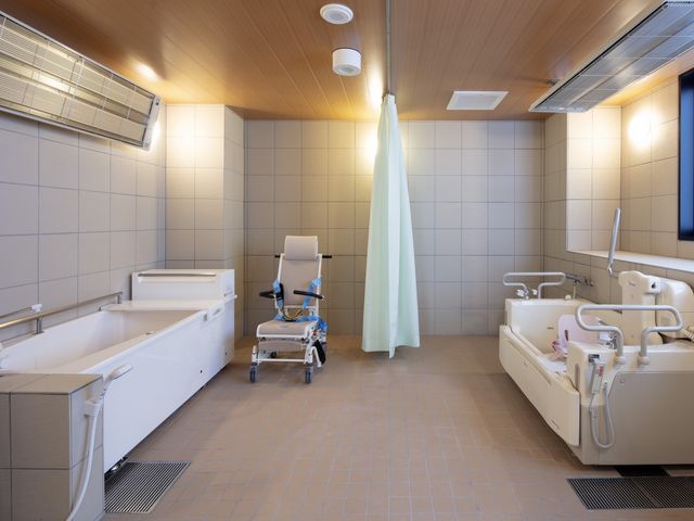 介助設備が整う浴室 浴室 機能的な設備が整った明るい浴室で、介助をサポートしやすい環境になっています。