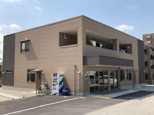 茶色の建物の外観