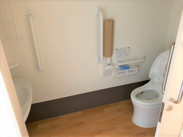 バリアフリー設計のトイレ トイレ 手すり付きで安全性を高めたトイレです。快適にご利用いただける工夫がされていますので、働く環境としても快適です。