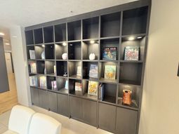 充実した本棚の壁