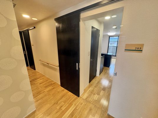 明るい廊下と部屋
