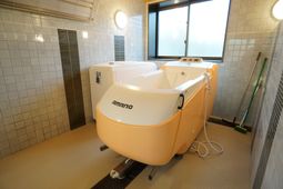 介護用浴槽が備わる浴室