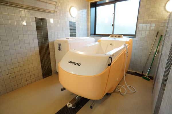 介護用浴槽が備わる浴室