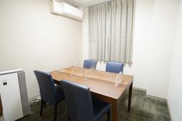 シンプルなダイニングテーブルセット