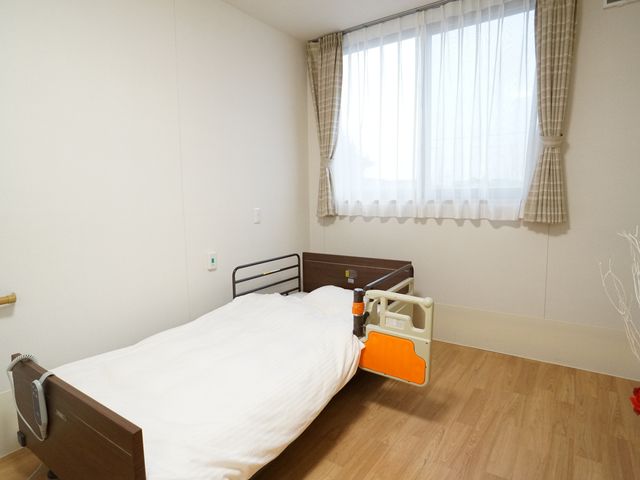 清潔な個室の居室 居室 手すりが設置されたきれいな個室です。快適な生活環境を重視している点が伺えます。
