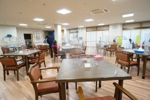 共用スペースの明るい室内