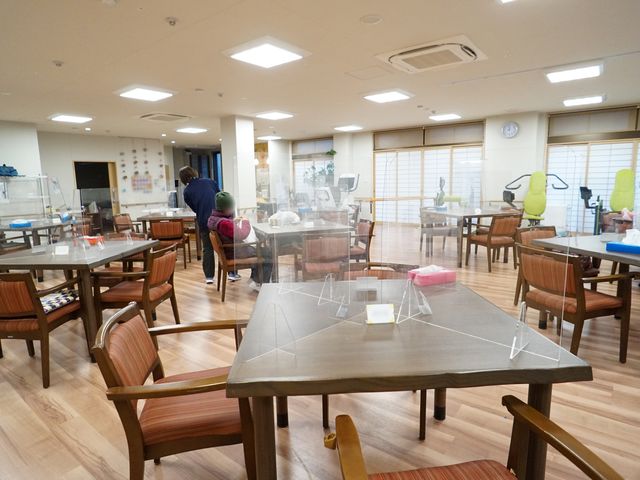 共用スペースの明るい室内 共有スペース ゆとりある食堂では、スタッフが利用者の方々の安全に配慮しながら対応しており、心地よい食事の時間を提供しています。