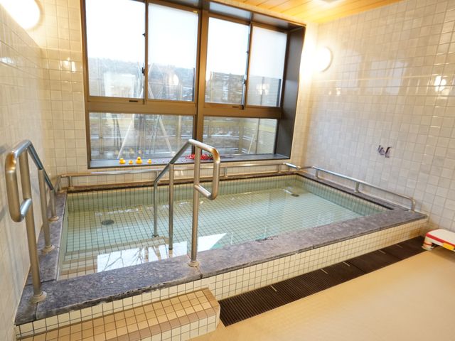 広々とした浴室 浴室 ゆったりとした造りの浴室は、安全な入浴を支援する手すりが設置され、明るい窓からは日光が差し込みます。