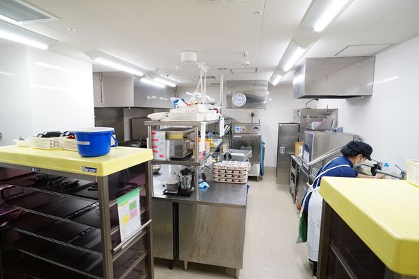 清潔な厨房の作業風景