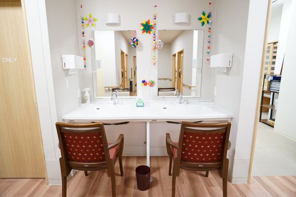 洗面台と鏡の明るい空間