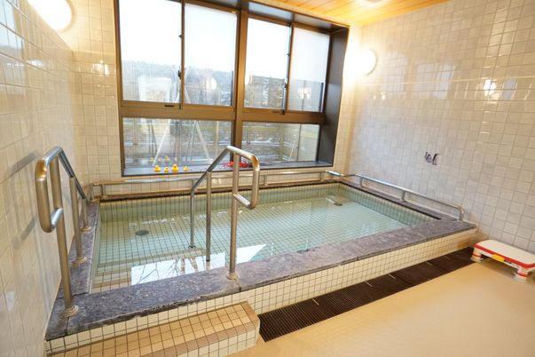 広々とした明るい浴室