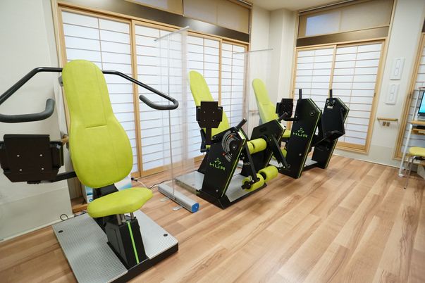 リハビリ機器と和室風壁