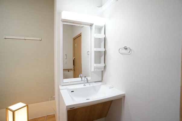 洗面台と鏡のある空間