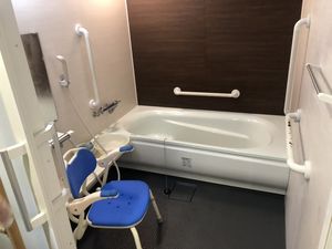 手すり付きの浴室  