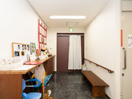 廊下と掲示コーナー