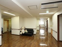 明るい通路の様子