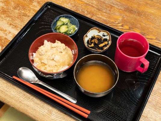 配膳された和食セット