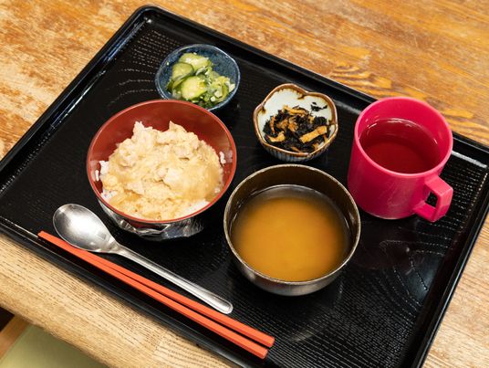配膳された和食セット