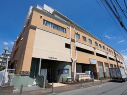 明るい外観の建物