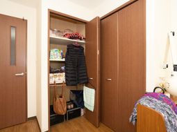 整理整頓された居室のクローゼット